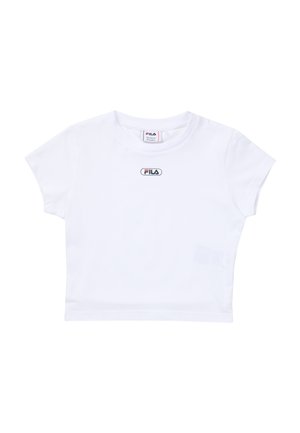 Biały krótki t-shirt z krótkim rękawem, okrągłym dekoltem i małym logo FILA w kolorach czarnym, czerwonym i niebieskim umieszczonym na środku klatki piersiowej.