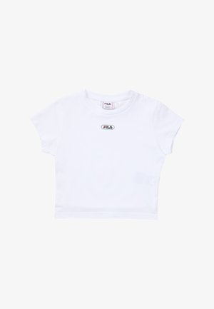 Camiseta blanca corta con mangas cortas y cuello redondo, con pequeño logo de FILA en negro, rojo y azul centrado en el pecho.