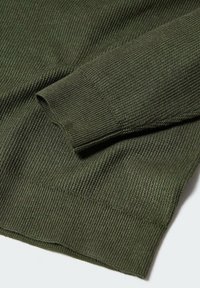 Olivgrüner, gestrickter Pullover mit Rippstruktur, der �über eine flache Manschette und einen Saum verfügt. Das Material wirkt weich und flexibel.