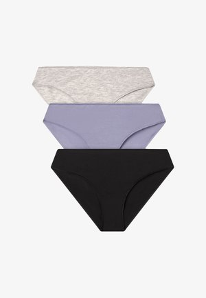 Tre mutandine bikini da donna in cotone, di colore grigio, lavanda e nero, impilate orizzontalmente su uno sfondo bianco.