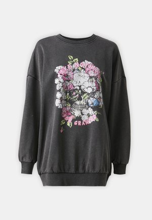 Sweatshirt gris avec des manches longues et bouffantes ; présente un graphique de crâne floral en blanc, rose et bleu avec le texte "NE PRENEZ RIEN POUR ACCORDÉ."