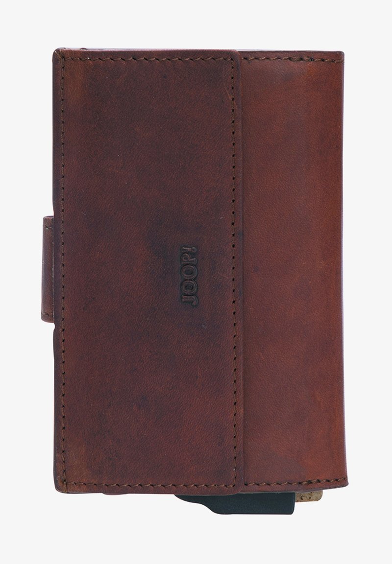 Hnedá kožená peňaženka s hladkým povrchom, s prešitým okrajom a vyrazeným logom na prednej strane. Kompaktný dizajn s bočným prístupom.