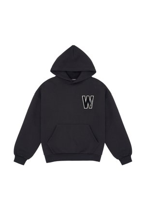 Zwarte hoodie met voorzak en een grote witte en zwarte letter "W" patch op de linkerborst.