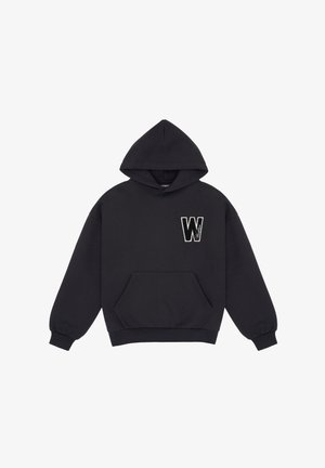 Zwarte hoodie met voorzak en een grote witte en zwarte letter "W" patch op de linkerborst.