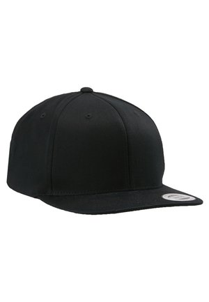Schwarze Baseballmütze mit flachem Schirm, aus Stoff gefertigt. Sechs-Paneel-Design, gestickteösen zur Belüftung und ein aufgenähtes Logo-Patch.