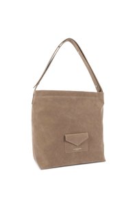 Sac fourre-tout en daim marron avec une base plate, une large bandoulière et une petite poche avant. La surface est lisse avec une finition mate.