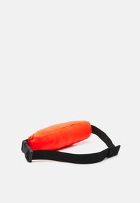 Nike Performance SLIM WAIST PACK 3.0 UNISEX - Bolsa de cintura - bright crimson/black/silver