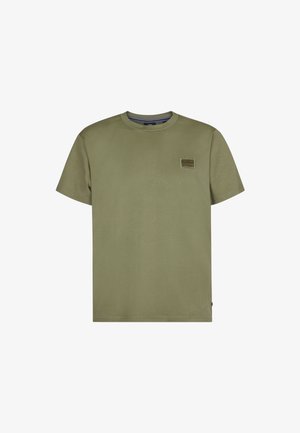 Olivenfarbendes Baumwoll-T-Shirt mit Rundhalsausschnitt und kurzen Ärmeln, ausgestattet mit einem kleinen Markenpatch auf der linken Brust. Glatte Textur.