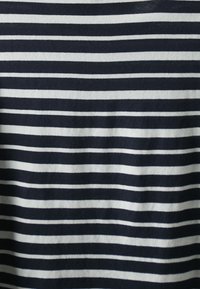 Marinblått och vitt randigt tyg, mjuk textur, med jämnt fördelade horisontella linjer. Lämpligt för vardagskläder eller lager.