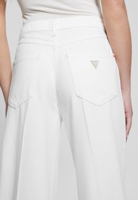 Guess BELLFLOWER WIDE LEG  - Platėjantys džinsai - bianco