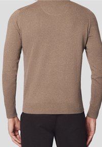 Pull marron en tricot avec manches longues, poignets et ourlet côtelés, et un design simple. Le tissu semble doux et lisse.
