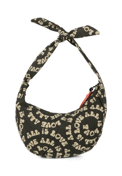 Donkergroene stoffen schoudertas met beige tekst die "LOVE" en "ALL IS LOVE" leest. Bevat een geknoopte schouderband en een ritsvak.
