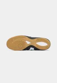 Talpa de pantof cu un superior negru, accente albe și o talpă din cauciuc texturat de culoare gumă, având un model de profil distinct și decupaje pentru ventilație.