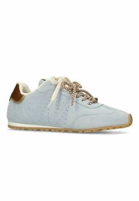 Lichtblauwe suède sneaker met witte en bruine gevlekte veters, bruine hieldetail en beige rubberen zool met witte tussenzoolstrip.