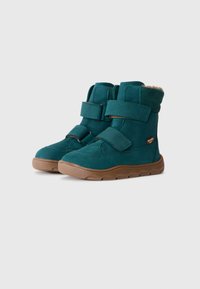 Stivali invernali per bambini color teal con suole in gomma marrone, due fasce in velcro e rivestimento in pile interno per calore.