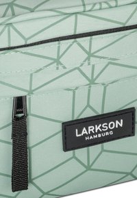 Borsa da viaggio verde chiaro con motivo geometrico, dotata di una cerniera nera e un'etichetta con la scritta "LARKSON HAMBURG." Materiale testurizzato.