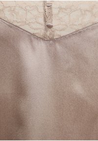 Nėrinių ir atlaso apatinio trikotažo viršus švelnios taupe spalvos, su nėrinių įsiuvais, subtiliomis sagomis ir lygiu audiniu.