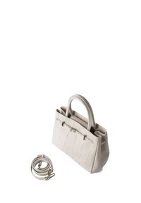 Sac à main en cuir blanc avec des anses courtes et une longue bandoulière amovible enroulée à côté, présenté sur un fond blanc.