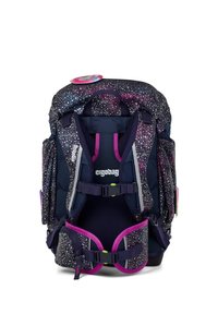 Navyblauer ergonomischer Rucksack mit einem sternenmuster, gepolsterten Trägern, reflektierenden Akzenten, verstellbaren Schnallen und einem auffälligen Logo auf der Vorderseite.