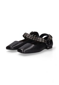 Zwarte leren ballerina's met een vierkante neus en een decoratieve band met metalen oogjes. Eenvoudige hak en design.