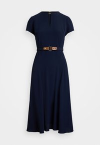 Abito navy con scollatura tonda, maniche corte e vita con cintura. Realizzato in tessuto morbido, presenta una chiusura con zip sul retro discreta.