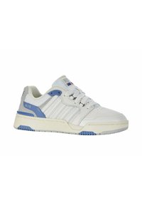 Scarpe da ginnastica bianche con accenti blu, una tomaia in mesh testurizzato e sei occhielli. La suola presenta un battistrada in gomma blu per una buona aderenza.