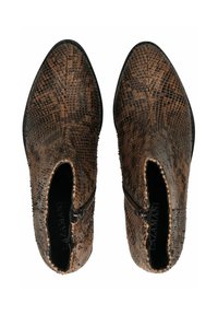 Botas de tobillo marrones con un material texturizado similar a la piel de serpiente, punteras puntiagudas y cremalleras laterales para poner y quitar fácilmente. Suelas de goma.