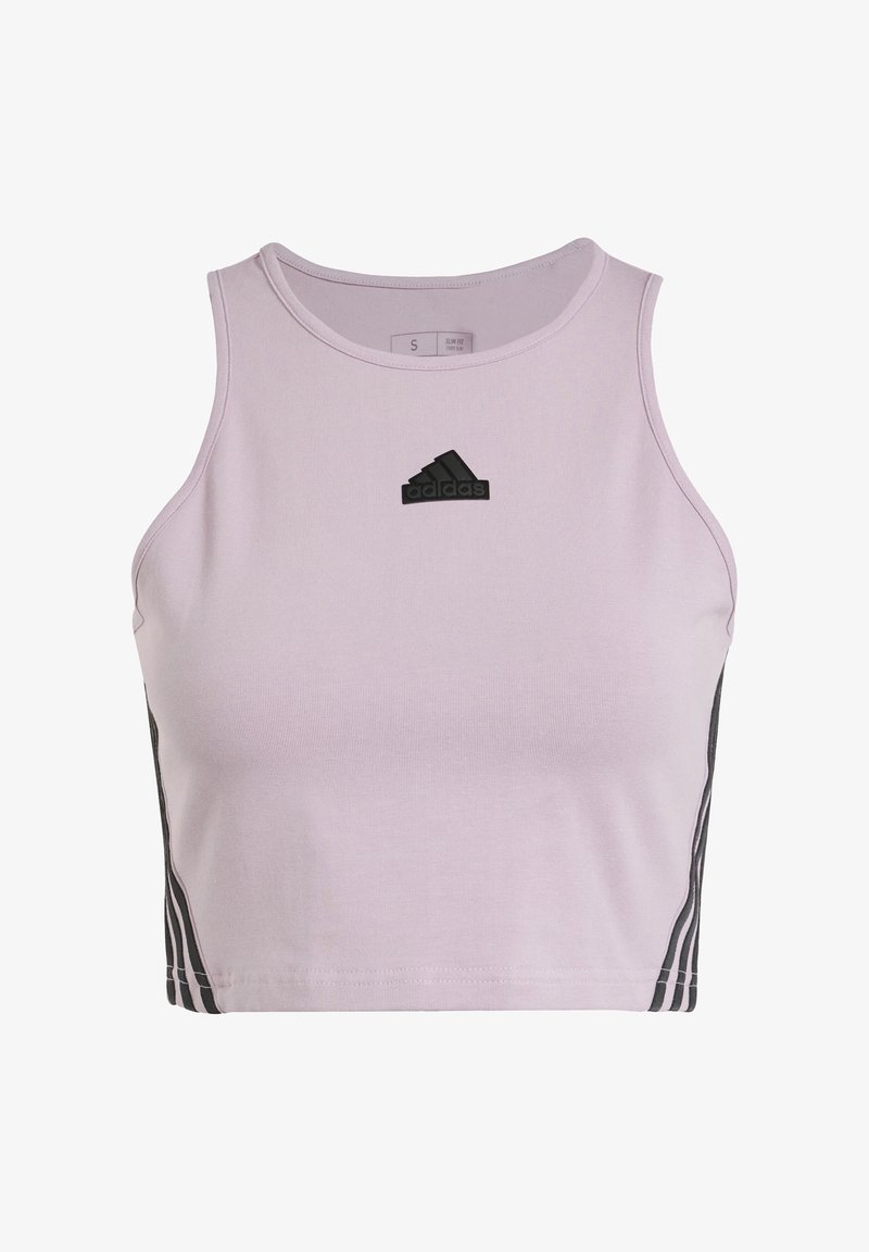 Crop top de sport violet clair avec une coupe ajustée. Présente un logo Adidas noir sur la poitrine et des rayures noires sur les côtés.