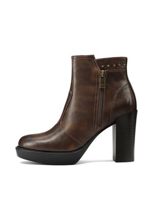Stivale alla caviglia in pelle marrone con punta arrotondata, zip laterale e borchie decorative; presenta un tacco alto in blocco nero texturizzato.