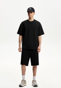 Bershka - SET BERMUDA SHORTS AND T-SHIRT - Tracksuit bottoms - black Thumbnail Image 1