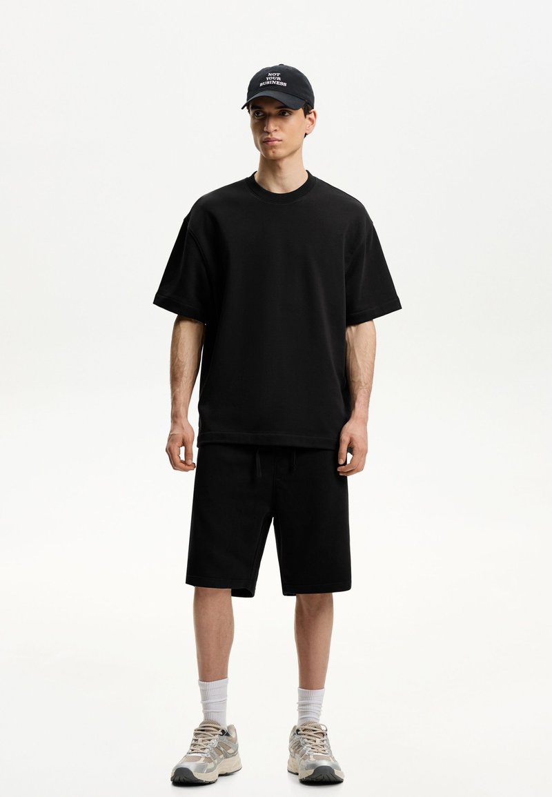 Bershka - SET BERMUDA SHORTS AND T-SHIRT - Tracksuit bottoms - black, Enlarge