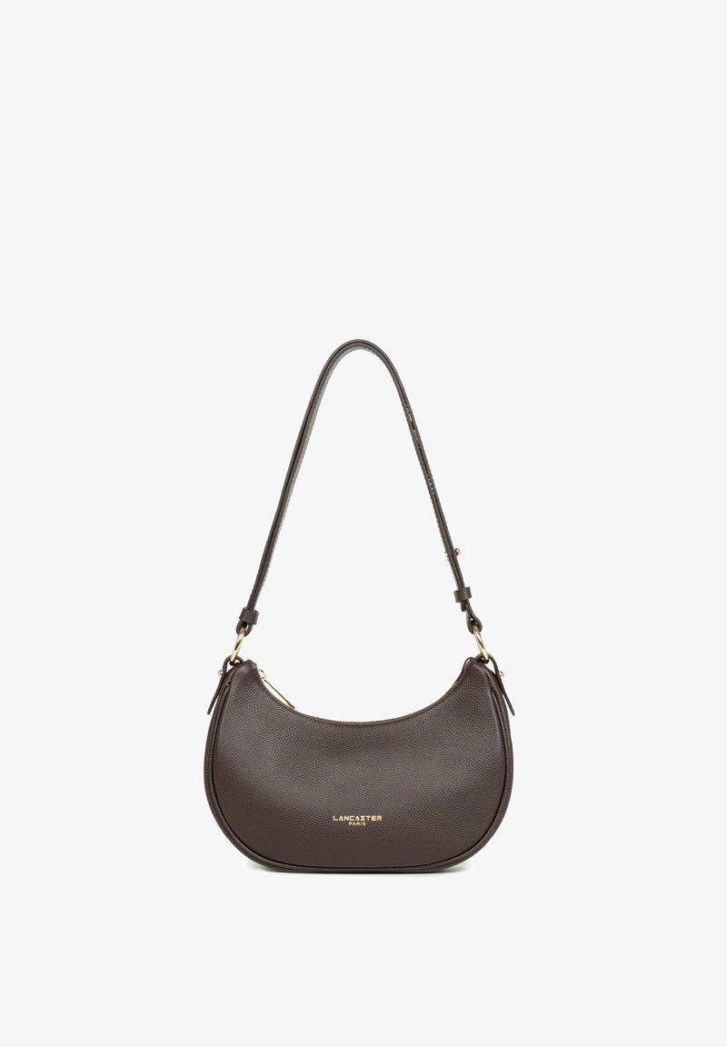 Sac à main en cuir marron foncé avec fermeture éclair dorée et logo "Lancaster Paris" en lettres dorées au centre avant.