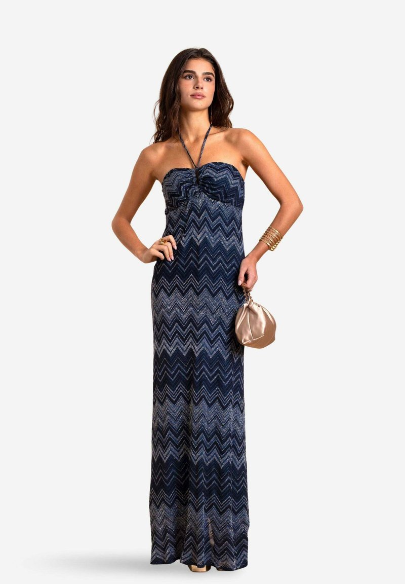 Abito maxi senza spalline di colore blu navy con un motivo a zigzag in azzurro chiaro e argento. Include una borsa coordinata in tono oro e accessori.
