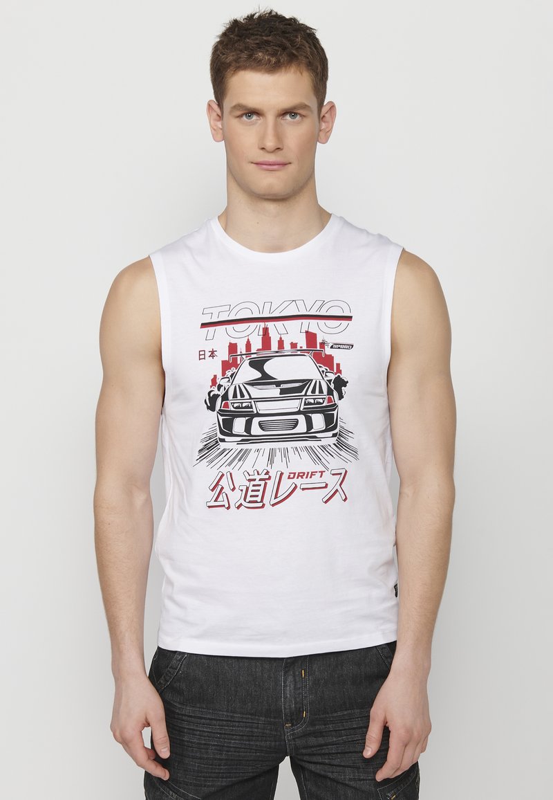 Bijela majica bez rukava s grafikom trkaćeg automobila i natpisom "TOKYO" te japanskim tekstom u crvenoj boji. Mekani pamučni materijal; ležeran dizajn.