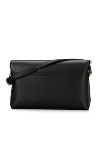 Bolso de mano de cuero negro con una textura suave, forma rectangular, tapa plegable y correa desmontable. Se pueden ver acentos de herrajes dorados.