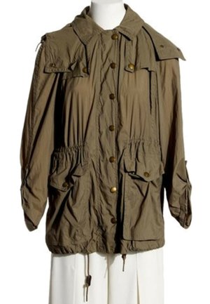 Braune, knöpfbare Jacke mit langen Ärmeln, mehreren Fronttaschen sowie einem Kordelzug an Taille und Saum auf einer weißen Schaufensterpuppe.