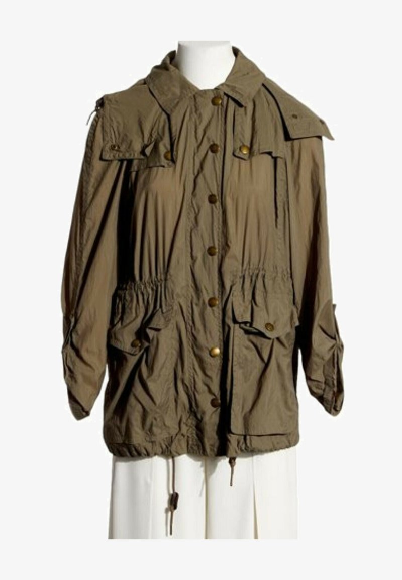 Veste marron boutonnée avec manches longues, plusieurs poches avant et un cordon de serrage à la taille et à l'ourlet, sur un mannequin blanc.
