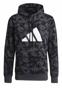 Sweat à capuche camouflage gris foncé et noir avec poche avant, capuche à cordon de serrage et grand logo géométrique blanc sur la poitrine.