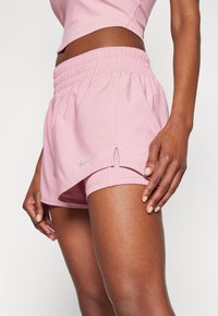 Nike Performance Šortky 2 v 1 - elemental pink/reflective silver
