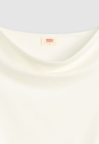 T-shirt in cotone bianco con scollo ampio a barchetta. Presenta un piccolo tag con il logo rosso Levi's sul retro. Texture liscia. Taglia piccola.