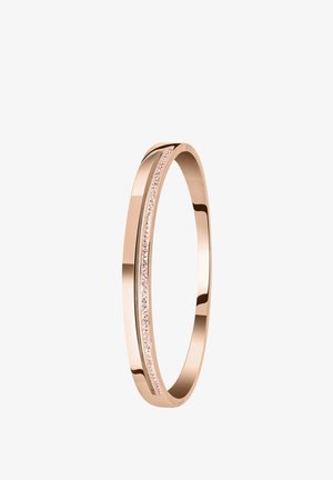 Roze-gouden armband met een slanke, gepolijste afwerking, voorzien van een lijn van kleine, sprankelende stenen langs het midden voor extra detail.