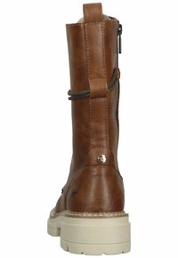 Bottine en cuir marron avec une finition texturée, zip à l'arrière et semelle beige. Présente une sangle décorative et un accent en métal près du talon.