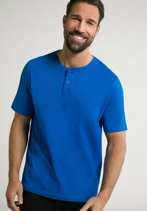 Blauwe katoenen t-shirt met korte mouwen en een ronde halslijn, met drie knopen en geborduurd logo op de borst. Soepele textuur, casual pasvorm.