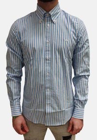 Camicia con bottoni in blu chiaro e bianche righe verticali, realizzata in cotone, con colletto e maniche lunghe; presenta un logo sottile.