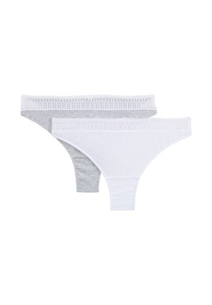 Deux strings pour femmes, l’un blanc et l’autre gris, tous deux avec une ceinture en dentelle, présentés à plat sur un fond blanc.