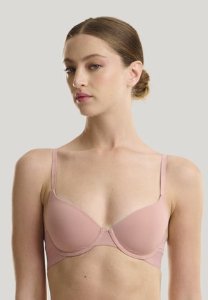 Lichtroze gewatteerde beha met dunne verstelbare bandjes, een gladde textuur en ondersteuning met onderbroken draad. Er zijn geen versieringen of patronen zichtbaar.
