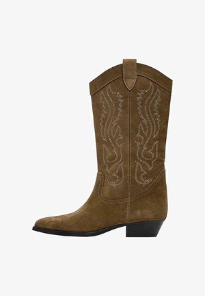 Bruine suède cowboylaars met decoratieve stiksels, spits toelopende neus, trek lus bovenaan en een lage zwarte gestapelde hak.
