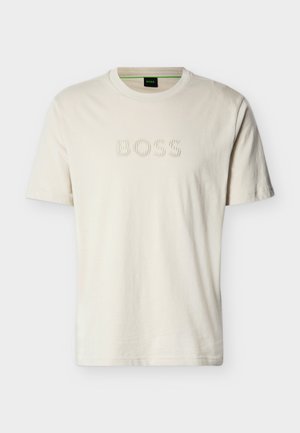 Tricou din bumbac cu mâneci scurte, de culoare crem, cu decolteu rotund și cu „BOSS” brodat într-un model grilă pe piept.