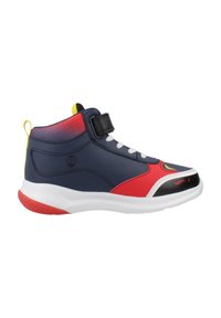 Scarpa sportiva alta di colore blu navy, rosso e bianco. Presenta una chiusura in velcro, una tomaia testurizzata e un design distintivo della punta.