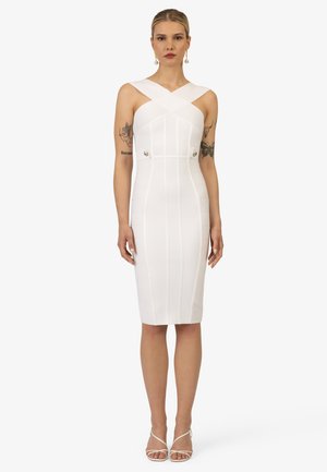 Witte bodycon jurk met kruisbandjes, voorzien van een geribbelde textuur en twee voorste knopen. Tot de knie, ingetogen silhouet.